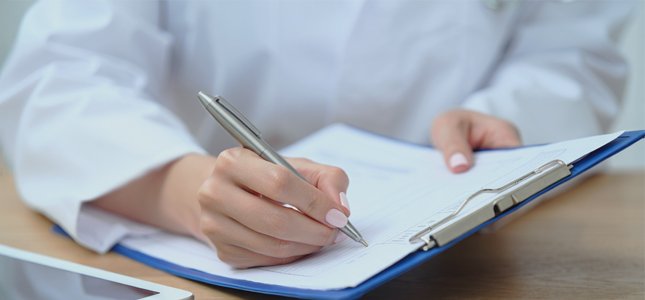 Администратор делает записи в планшете